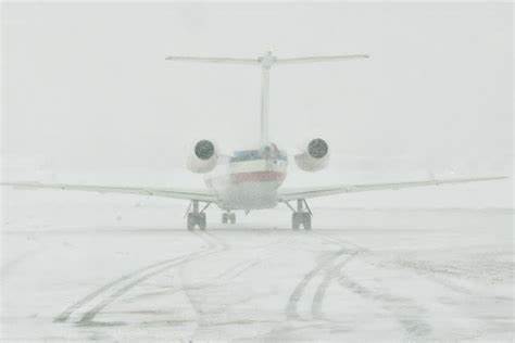 Pesawat American Airlines Selip dari Landasan di Tengah Kondisi Bersalju Bandara Rochester
